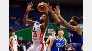 수비 붕괴된 전자랜드…외인 몰트리 교체 결정