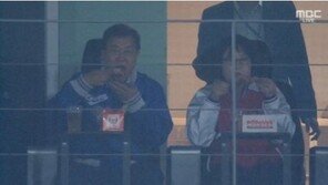 문재인 대통령, 시구 후 ‘치맥’ 야구관람…“김정숙 여사와 1인 1닭”