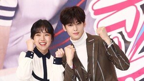 [동아포토]차은우-김향기 ‘여배우 배려한 매너다리’