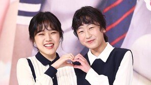 [동아포토]김향기-김환희 ‘낙엽만 굴러가도 웃음이 나요’