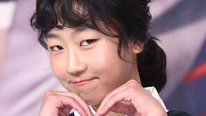 [동아포토]김환희 ‘소녀의 익살스러운 하트’