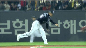 오재원 ‘글러브 패대기’ 논란…“승부욕 표현” VS “예의 문제”