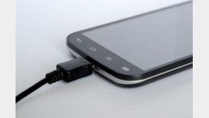 “직장서 스마트폰 충전, ‘전기 절도’라는데…정말일까?” 