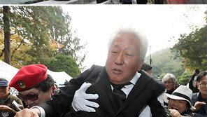 박정희 추도식… 치워진 문재인 대통령 조화, 쫓겨난 한국당 인사