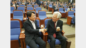 ‘한국당 의총 방문 논란’ 고영주 이사장과 인증샷, 김진태 “삼각김밥을 나누며”