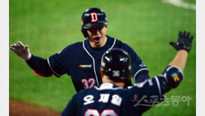 [런다운] 오재일의 ‘긴팔’이 부러운 김재환