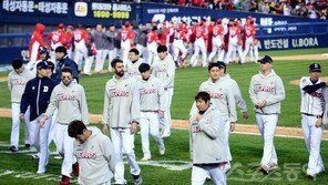 두산,KS우승컵 대신 밝은 미래를 얻었다