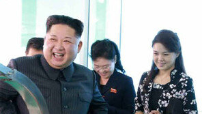 화장품공장 찾은 김정은… 리설주 동행