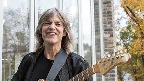 [단독]손가락 신경 잃은 기타리스트 “그래도 기타를 뺏어갈순 없어”