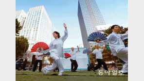 도심에서 시연하는 태극권 