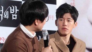 [동아포토]김무열, 장한준 감독에 빠져드는 눈빛