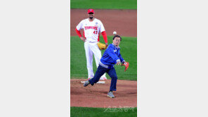 포스트시즌 시구자는 어떻게 선정할까?