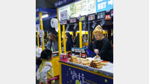 불꽃쇼로 불고기 토스트… 먹거리 노점엔 재미도 가득