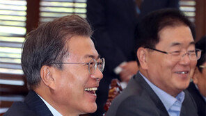 수보회의 웃음 띤 문재인 대통령-안보실장