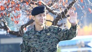 [동아포토]이승기 제대 ‘말뚝설 잠재우는 손인사’