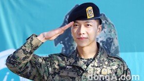 [동아포토]이승기 제대 ‘특전사의 거수경례’