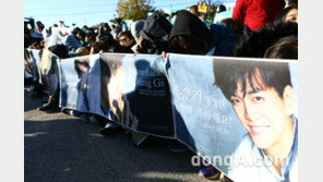 [동아포토]이승기 제대 ‘제대현장 앞 기다리는 팬들’