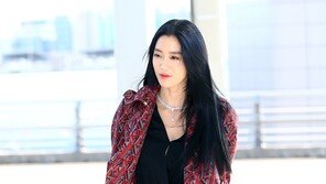 [동아포토]클라라 ‘강렬한 캣우먼 공항패션’