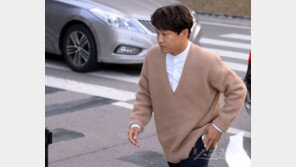 차태현, 퉁퉁 부은 눈으로 ‘송송커플’ 결혼식 참석 포착