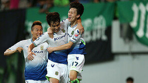 이재성 “잘 먹고 잘 쉬고 잘 자는 동국이형…몸 관리 배웠죠”