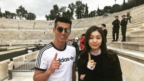“김연아와 함께 하나된 열정으로 응원” 션, 그리스에서 ‘평창 성화’ 인증샷 