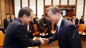 文대통령 “오늘은 오셨네요” 뼈 있는 인사에…홍준표 답변은?