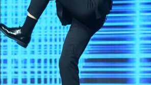 [동아포토]차은우, 스트레칭으로 다져진 보디라인 ‘아찔’