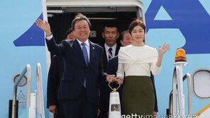 ‘30년 만에 돌아온 성화’ 너도나도 애지중지