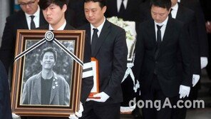 [동아포토]故 김주혁, 엄숙한 발인식