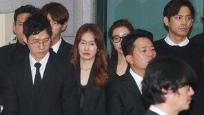 [동아포토]김주혁 발인.. 슬픔에 잠긴 배우들