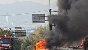 [속보]창원터널 입구서 유조차, 가드레일 들이받고 폭발…3명 사망