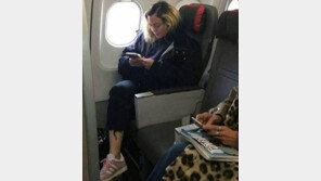 유명 女가수, 이코노미석 탑승 포착…민낯에 점퍼 차림 ‘깜짝’