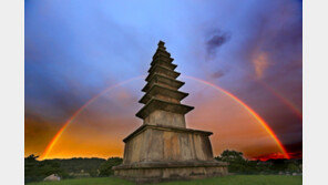 충주 중앙탑에 걸린 무지개