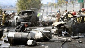 유류차량 비틀대다 ‘꽝’… 불덩이 기름통 날아가 맞은편 차 덮쳐 