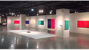 허남문 개인전 ‘융합-감성을 품다’…단색의 캐스팅 부조회화 선보여