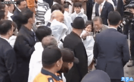 소방의날 기념식서 문 대통령과 ‘셀카’ 찍고 자랑한 어린이[움짤]