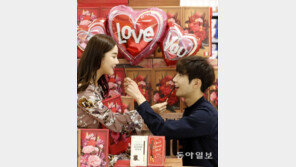 “꽃 입은 빼빼로로 사랑을 전하세요”