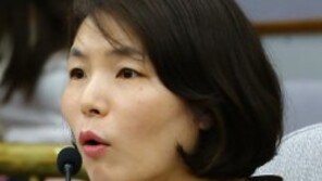 與 “‘靑 색깔론’ 전희경, 허위사실·명예훼손 유감…응분의 책임 져야”