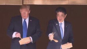 잉어밥 상자째 ‘와르르’, 아베 따라한 트럼프…‘무례해” 비난 억울? 