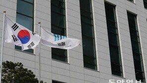 문무일 검찰총장, ‘댓글 수사 방해 의혹’ 변창훈 검사 빈소 조문