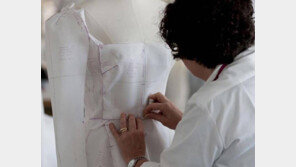 송혜교 웨딩드레스, 디오르 수석 디자이너 작품