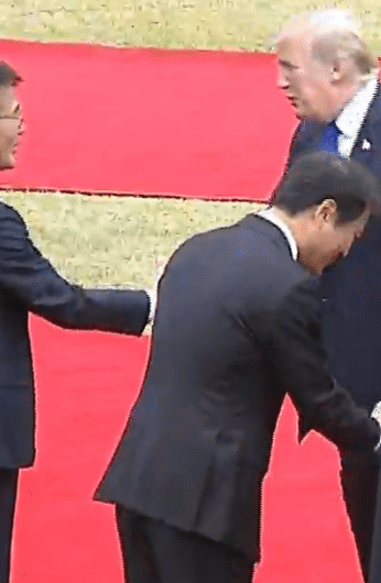 트럼프, ‘와튼스쿨 동문’ 장하성과 반갑게 인사…김현종 보고 ‘깜짝’