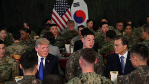 ‘좌문재인 우트럼프’…한미 정상 사이서 식사 한국군 병사, “밥 넘어갔을까” 