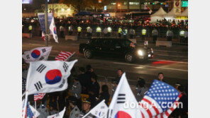 [동아포토]방한 환영 속 트럼프 미 대통령 차량 지나