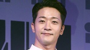 [연예뉴스 HOT5] 알렉스, 일반인 여자친구와 교제 중