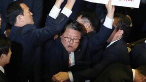 조원진, 트럼프 국회연설 앞두고 ‘죄없는 박근혜 석방’ 손팻말 시위…강제 퇴장