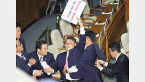 ‘朴 석방 기습 시위’ 조원진, 정청래 “착각은 커트라인 없으나 때와 장소는 가려야”