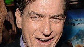 “코리 하임, 찰리 쉰에 동성 성폭행 당해” …할리우드 성추문, 봇물 터져