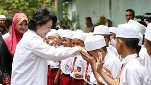 김정숙 여사, 인니 학생들에 태권도 도복 선물…찌르기 동작도 선봬