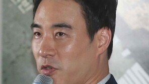 [동아포토]배성우, 출무로 든든한 연기파